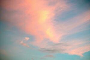 lindo luxo suave gradiente laranja ouro nuvens e luz solar em a azul céu perfeito para a fundo, levar dentro entardecer, crepúsculo, ampla tamanho, Alto definição panorama foto, vintage Primavera céu foto