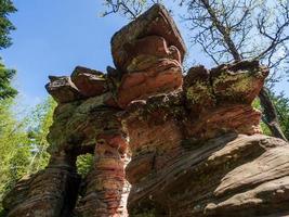 portão de pedra, estrutura misteriosa nas montanhas de vosges, França foto