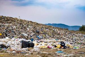 montanha poluída grande pilha de lixo e poluição foto