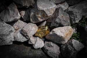 pepita de ouro e fundo de pedra de granito cinza foto