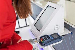 pagamento usando um cartão de débito e crédito por meio de um terminal de pagamento foto