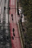 ciclista na rua em bilbao city espanha foto