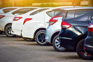 carro estacionado linha na estrada foto