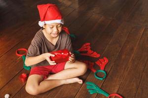 menino com caixa de presente no dia de natal foto