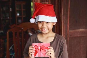 menino com caixa de presente no dia de natal foto