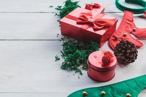 caixa de presente vermelha em fundo branco de madeira para o dia de Natal foto