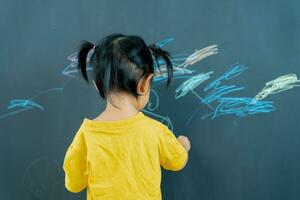 feliz Ásia crianças jogando Aprendendo pintura em papel. atividade, desenvolvimento, iq, equação, meditação, cérebro, músculos, essencial habilidades, família tendo Diversão gastos Tempo junto. feriado foto