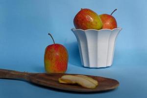 uma maçã dividida com um fundo azul, uma foto perfeita para um açoitador de alimentos