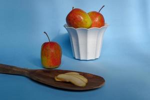 uma maçã dividida com um fundo azul, uma foto perfeita para um açoitador de alimentos