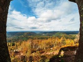 monumento no pico da montanha donon em vosges, frança foto