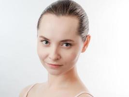 mulher jovem e bonita com pele limpa, fresca, exceto de cosméticos orgânicos, bio. isolado no fundo branco. foto