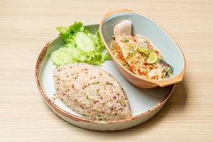 Quinoa arroz frito com salmão cozido no vapor com molho de pimenta e limão - estilo de comida saudável