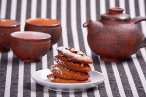 pilha de biscoitos de nozes deliciosos foto