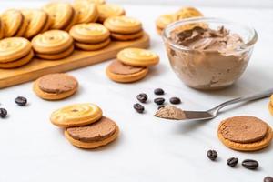 bolachas de sanduíche com creme de café foto