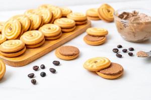 bolachas de sanduíche com creme de café foto