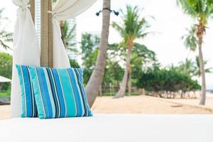travesseiro confortável no pavilhão perto da praia - conceito de viagens e férias foto