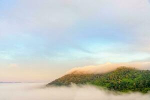 névoa dentro a vale às khao kho foto