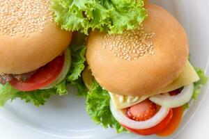 topo Visão dois Hamburger em uma branco prato foto