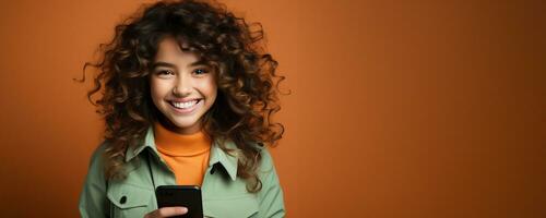 feliz jovem adolescente menina segurando dela célula telefone dentro frente do uma colorida fundo bandeira - generativo ai. foto