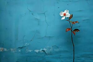 azul plano parede com flor em a lado foto