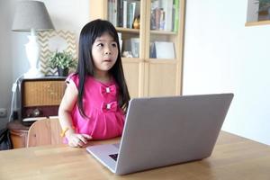 criança com laptop