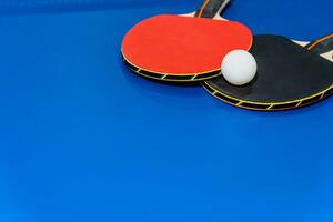 Preto e vermelho mesa tênis raquete foto