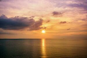 pôr do sol sobre o mar foto