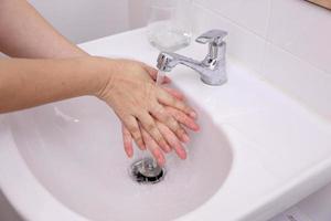 lavagem das mãos na pia foto
