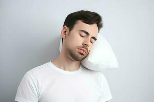 sonolento homem travesseiro hora de dormir. gerar ai foto