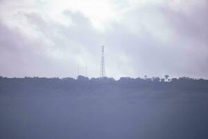 torre dentro uma montanha com floresta dentro a névoa foto