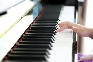 menina tocando piano foto