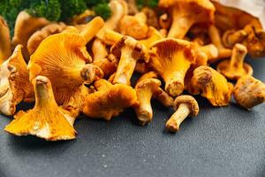 chanterelles fresco cogumelos delicioso cogumelo Aperitivo refeição Comida lanche em a mesa cópia de espaço Comida fundo rústico topo Visão ceto ou paleo dieta vegetariano vegano Comida foto