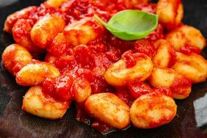 nhoque batata prato tomate molho não carne Aperitivo refeição Comida lanche em a mesa cópia de espaço Comida fundo rústico topo Visão foto