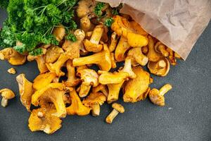 chanterelles fresco cogumelos delicioso cogumelo Aperitivo refeição Comida lanche em a mesa cópia de espaço Comida fundo rústico topo Visão ceto ou paleo dieta vegetariano vegano Comida foto