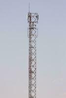 grande torre metálica de telecomunicações foto