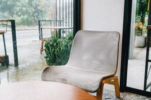 cadeira vazia em uma cafeteria e um café restaurante foto
