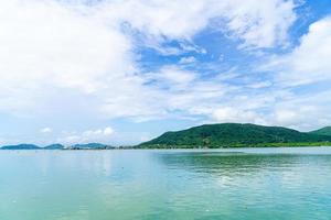 vista da baía com céu azul em Songkla, Tailândia foto