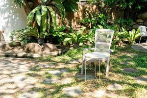 cadeira branca vazia no jardim foto