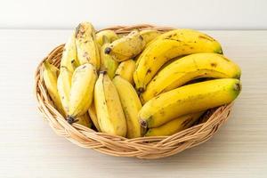 bananas frescas amarelas na cesta sobre a mesa