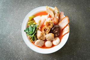 macarrão com almôndegas na sopa rosa ou yen ta quatro noodles no estilo asiático foto