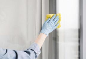 mulher com luva de borracha, limpando a janela. conceito de foto bonita de alta qualidade