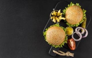 fritas de hambúrguer de vista superior com espaço de cópia de pickles conceito de foto bonita de alta qualidade