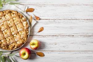 vista superior ação de graças da torta de maçã com espaço da cópia de folhas. conceito de foto bonita de alta qualidade