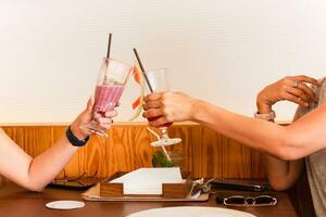 dois mulheres bebendo batido dentro cafeteria saúde conceito. foto