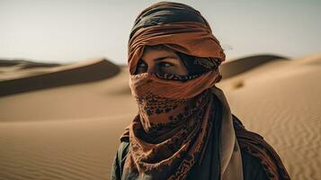 viagem através a deserto uma pessoa caminhando com cachecol proteção foto
