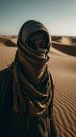 viagem através a deserto uma pessoa caminhando com cachecol proteção foto