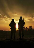 silhuetas do dois soldados em pé Forte contra a pôr do sol céu foto