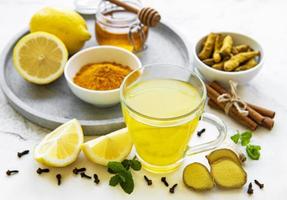 bebida tônica energética com cúrcuma, gengibre, limão e mel foto