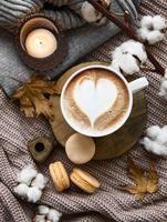 composição de outono linda e romântica com uma xícara de café