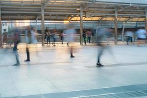 pessoas andando em movimento borrado na cidade foto